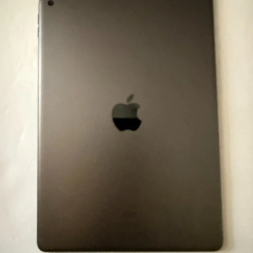 7th Generation iPad , 32GB Includes case